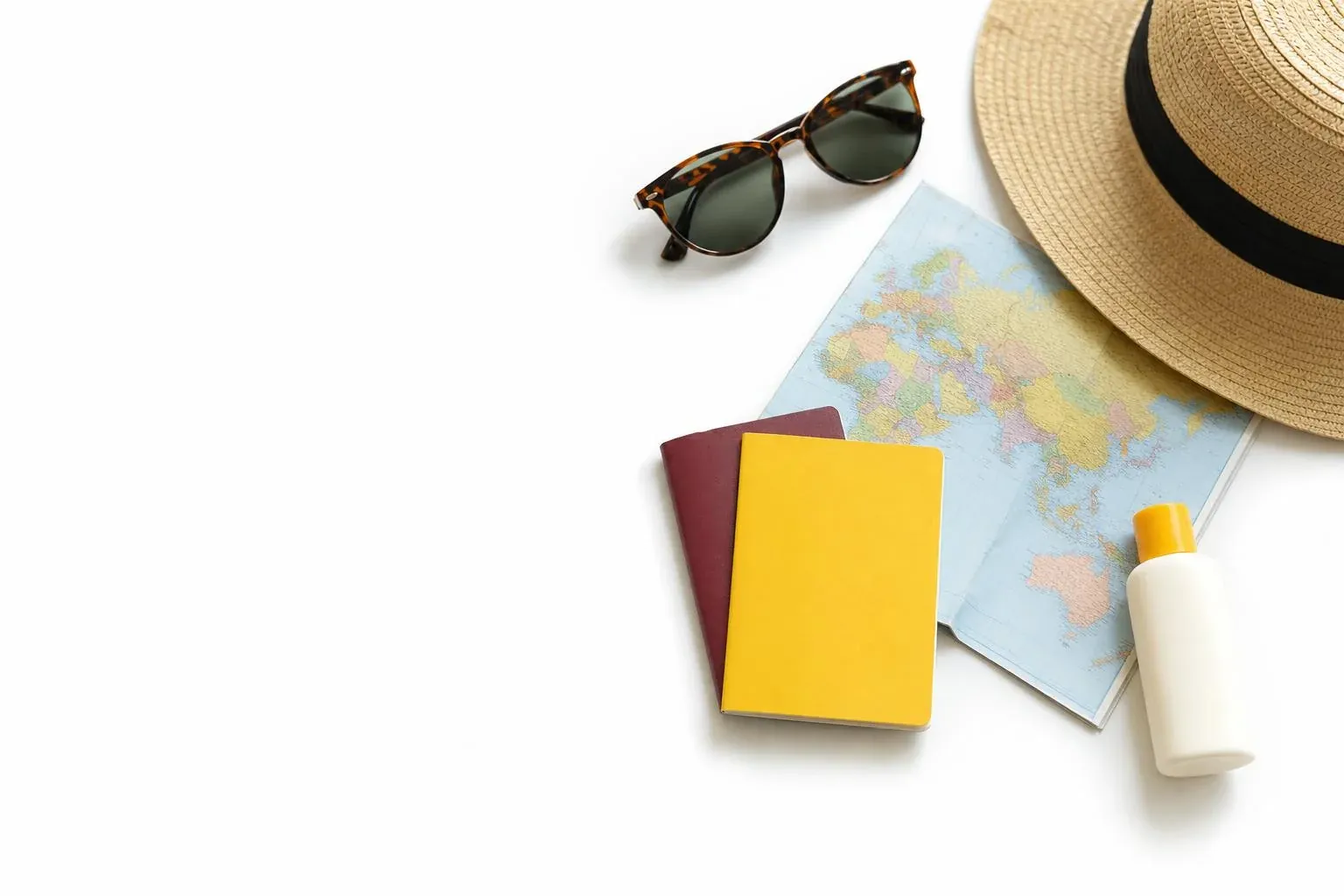 Gelber Impfpass, Reisepass, Weltkarte, Sonnenbrille und Sonnenhut